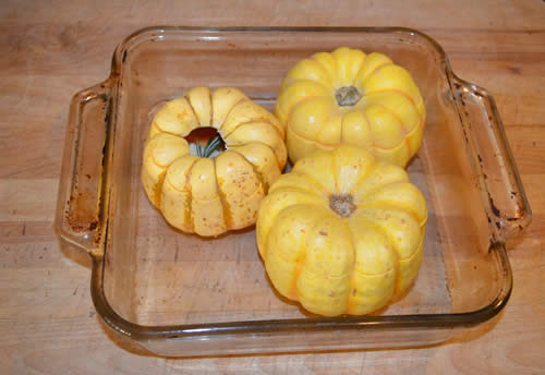 (On one of the squash I cut the the top a little too shallow; the stem was set deep - hence the "peep-hole" in the lid!)